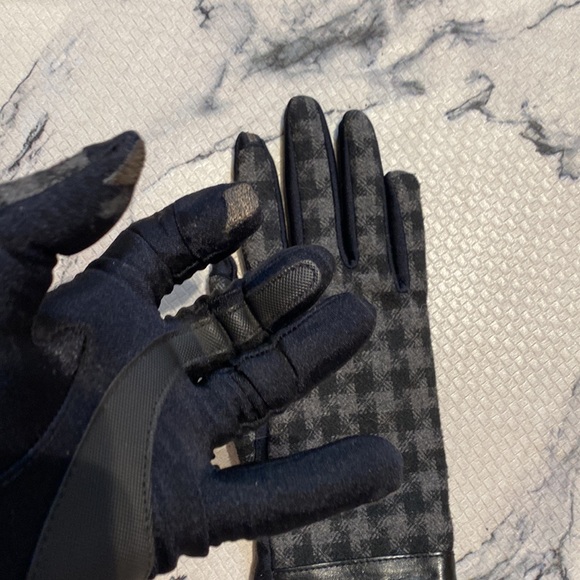 Womens Isotoner lined tech gloves! Beautiful Black/Gray Check🔥Like New🔥MED/LG - Picture 7 of 9